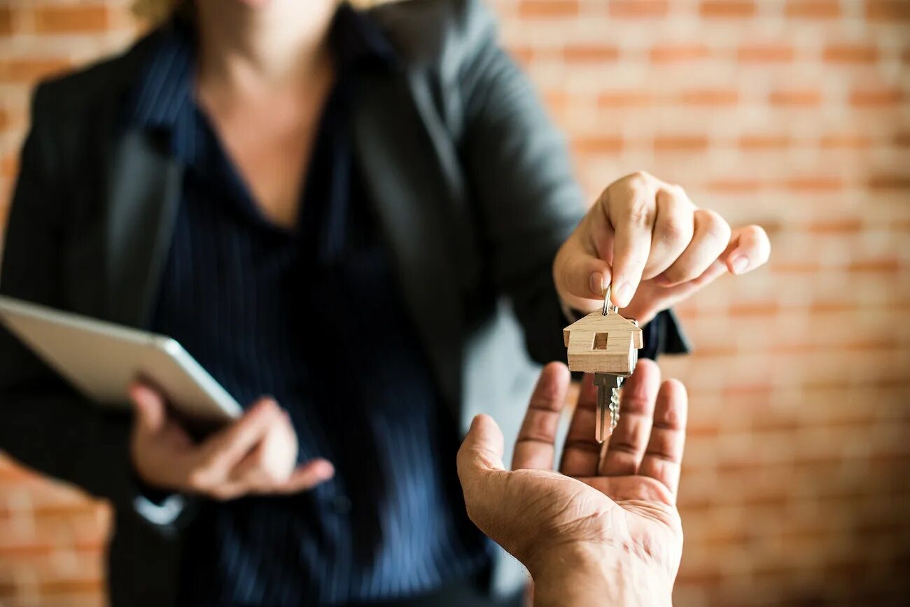 Передает ключи от квартиры. Ключи от дома в руке. Сделка передача ключей mercedes. Over keys. Ключи от квартиры в руке.