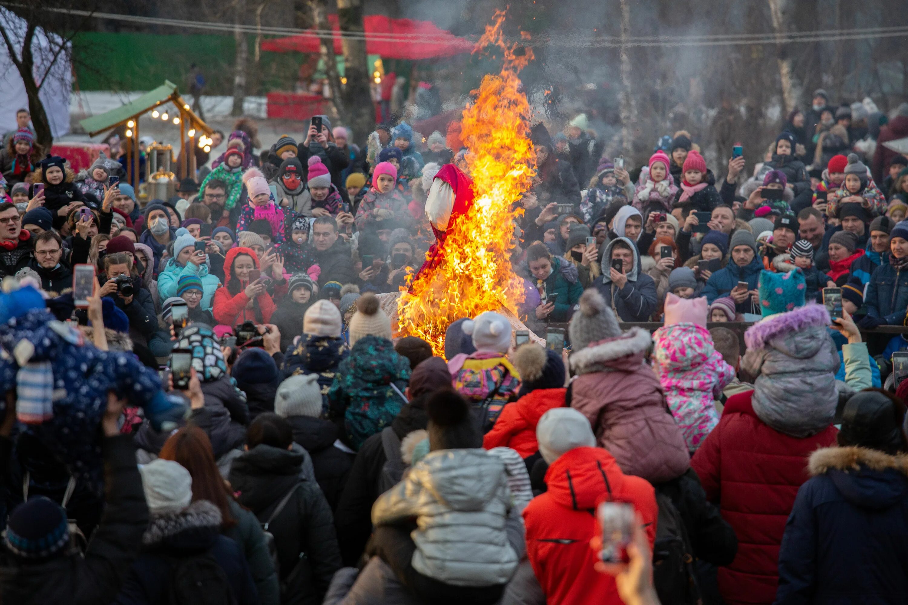 Сожжение масленицы 2024 москва. Масленица в парке им Бабушкина. Масленица сжигание чучела парк Бабушкина. Парк им. Бабушкина Масленица. Масленичный столб.