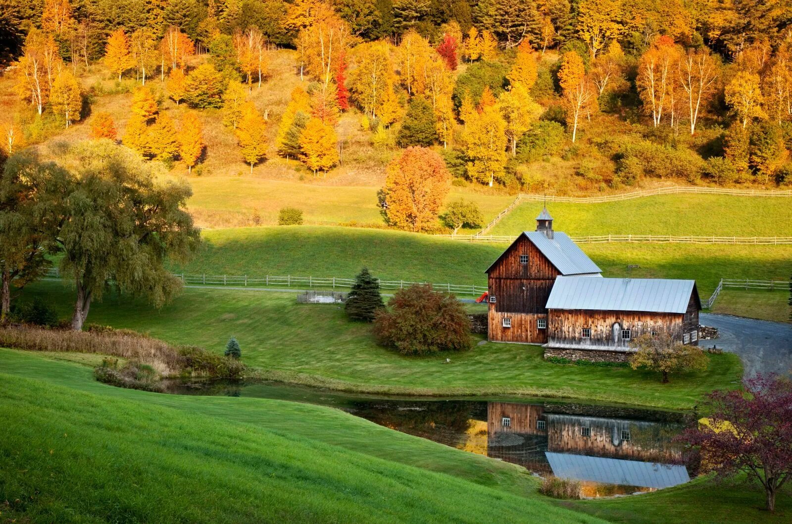 Month in the country. Штат Вермонт летом. Штат Вермонт пейзажи поля. Вермонт деревня фото. Фермерский домик осенью.