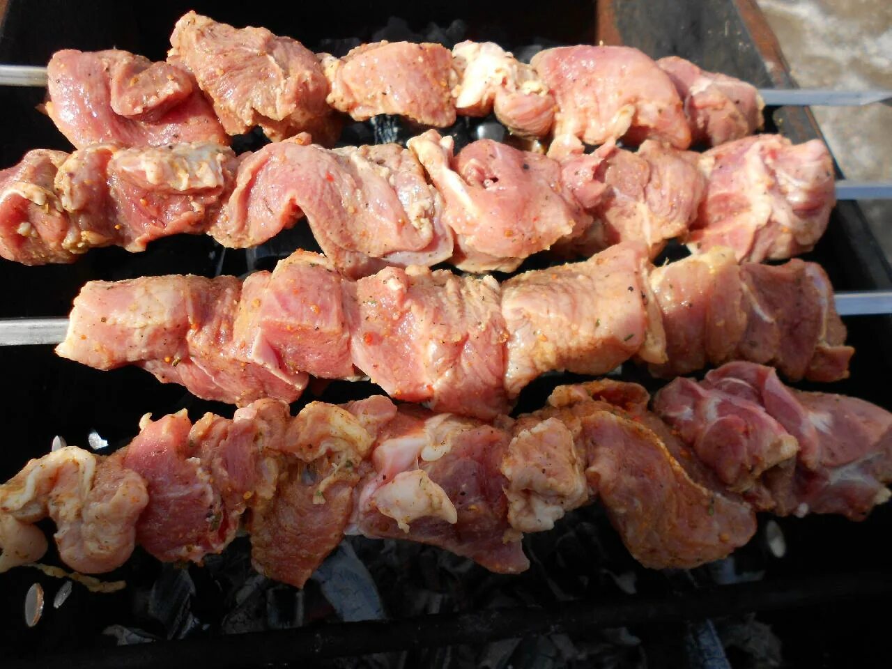 Шашлык кусочками. Мясо для шашлыка. шашлык из свинины. мясо на шампуре. шашлык мякоть свинины.