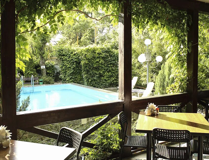 Кабардинка мини отель изумрудный революционная 136а. Мини отель изумрудный кабардинка. Изумрудный геленджик отель. Отель изумрудный кабардинка. Геленджик изумрудная 31.