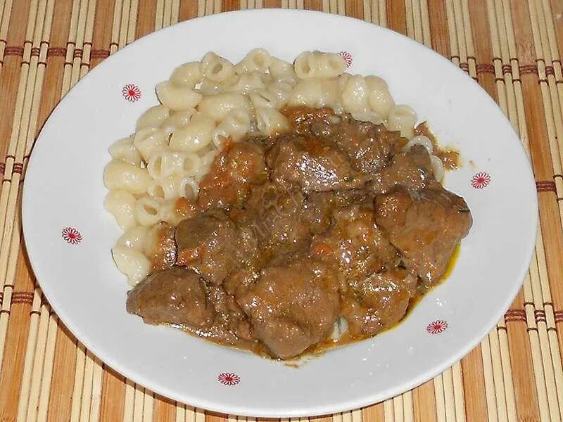 Печень говяжья как вкусно приготовить в подливе. Гуляш из куриной печени с подливкой. печень с подливкой. печень говяжья с подливкой. куриная печенка с подливкой.
