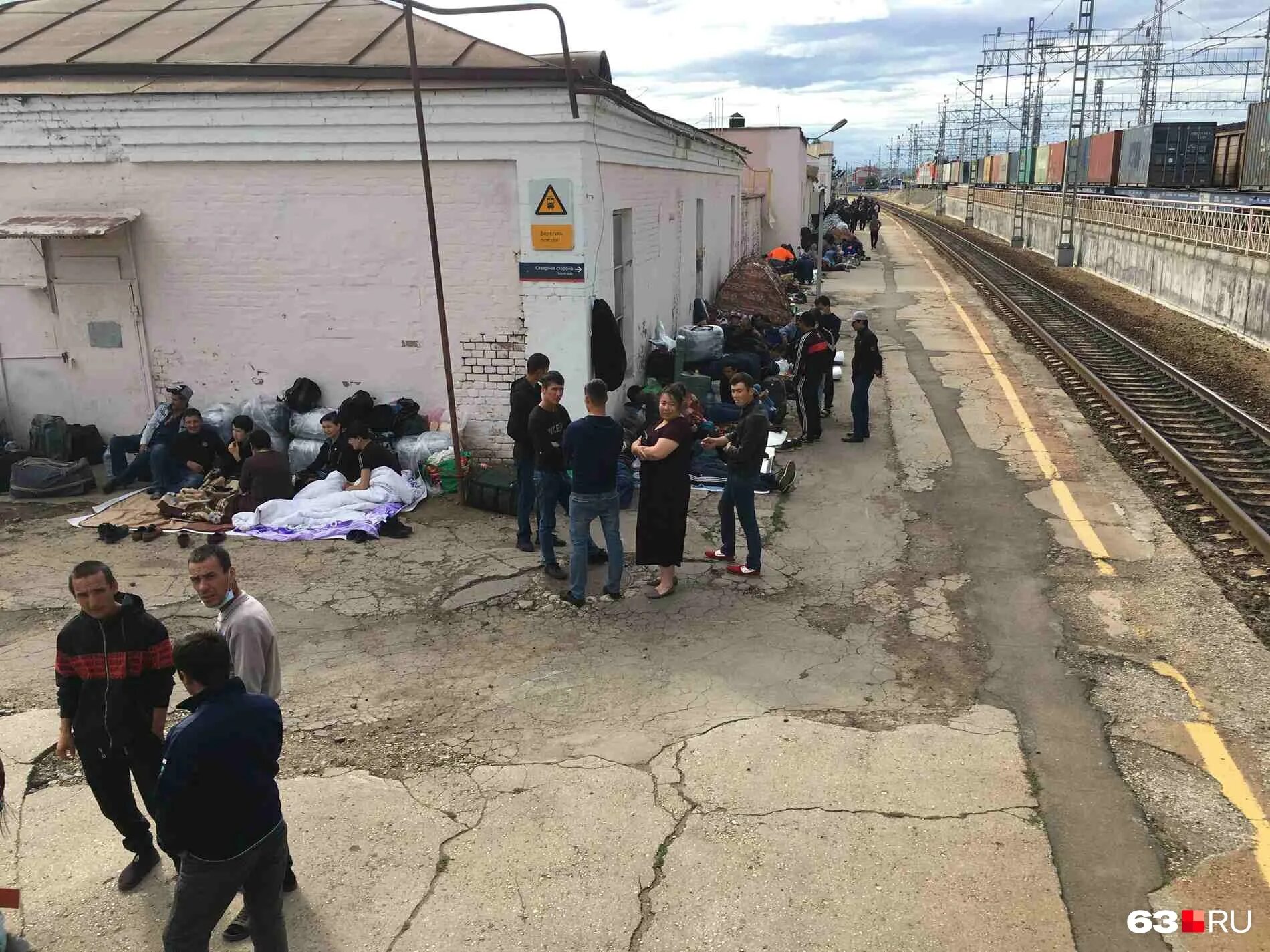 Что произошло 5 октября. Мигранты на вокзале. Узбек на вокзале. Мигранты ЖД вокзал. Трудовые мигранты на вокзале.