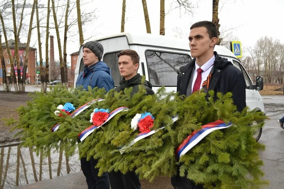 Возложение цветов в ростове. Гирлянда из еловых веток для возложения. Еловая гирлянда на возложение. Театральная площадь ростов на дону возложение гирлянды. Гирлянда славы.