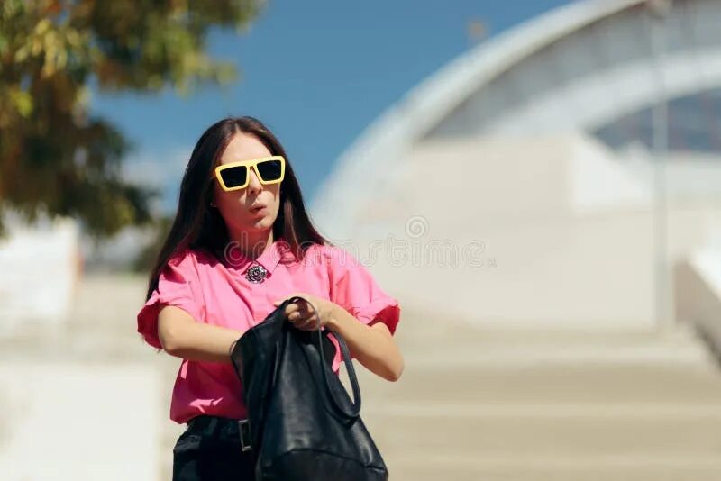 She lose her purse. She lose her purse. Женщина ищет в сумке. Purse. Сумочка женская.