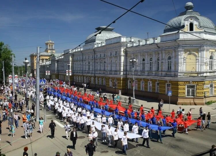 Какое население в городе иркутск. Иркутск население. Население города Иркутск. День России Иркутск. Иркутск много людей.