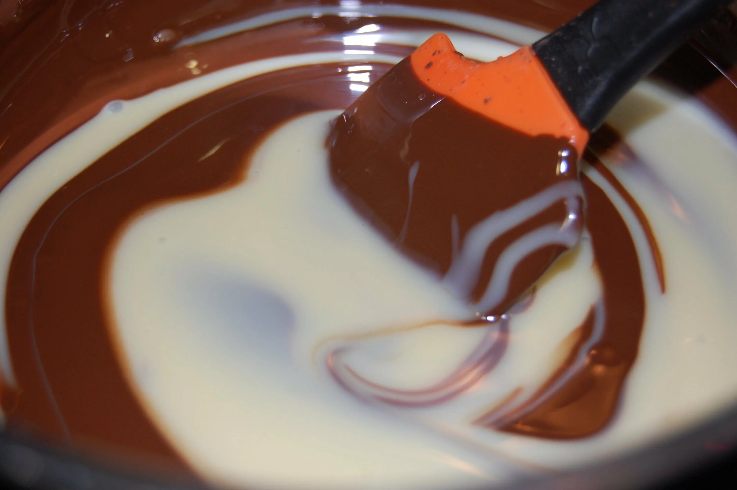 Глазурь из молочного шоколада. Шоколадная помадка для торта. Растопленный шоколад. Десерт шоколадная помадка. Масло сгущенка шоколад