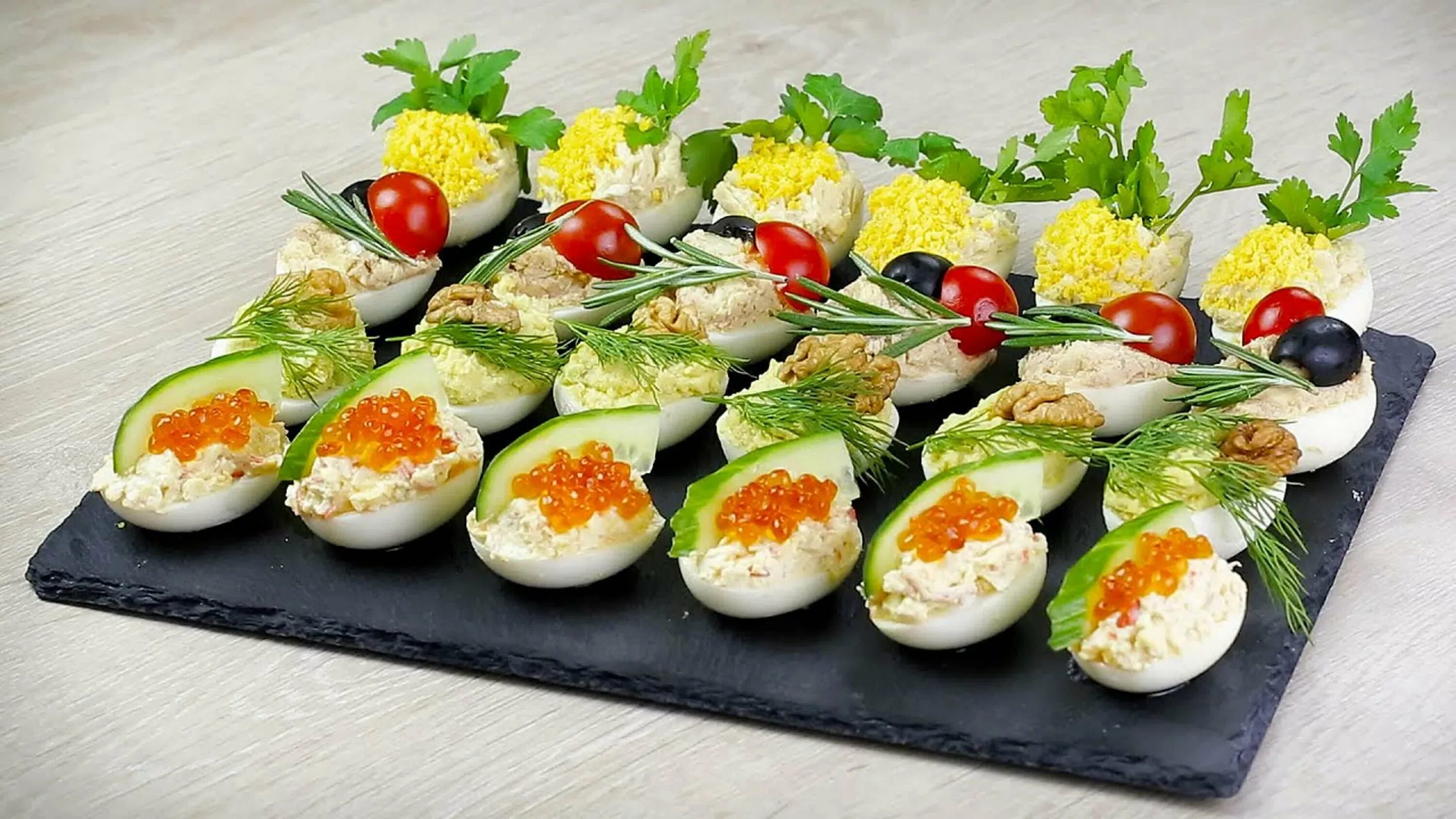 Вкусные салаты на праздничный стол 2021. Закуски на праздничный стол новый год 2020. Пп праздничный стол. Необычные закуски. Диетические блюда на праздничный стол.