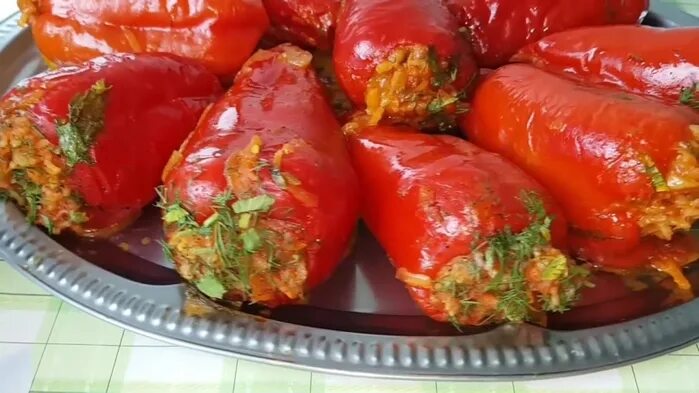 Цыганка готовит болгарский перец. Цыганка готовит болгарский перец. Запечь перец в духовке целиком в кожуре. Цыганка готовит болгарский перец. Цыганская кухня.
