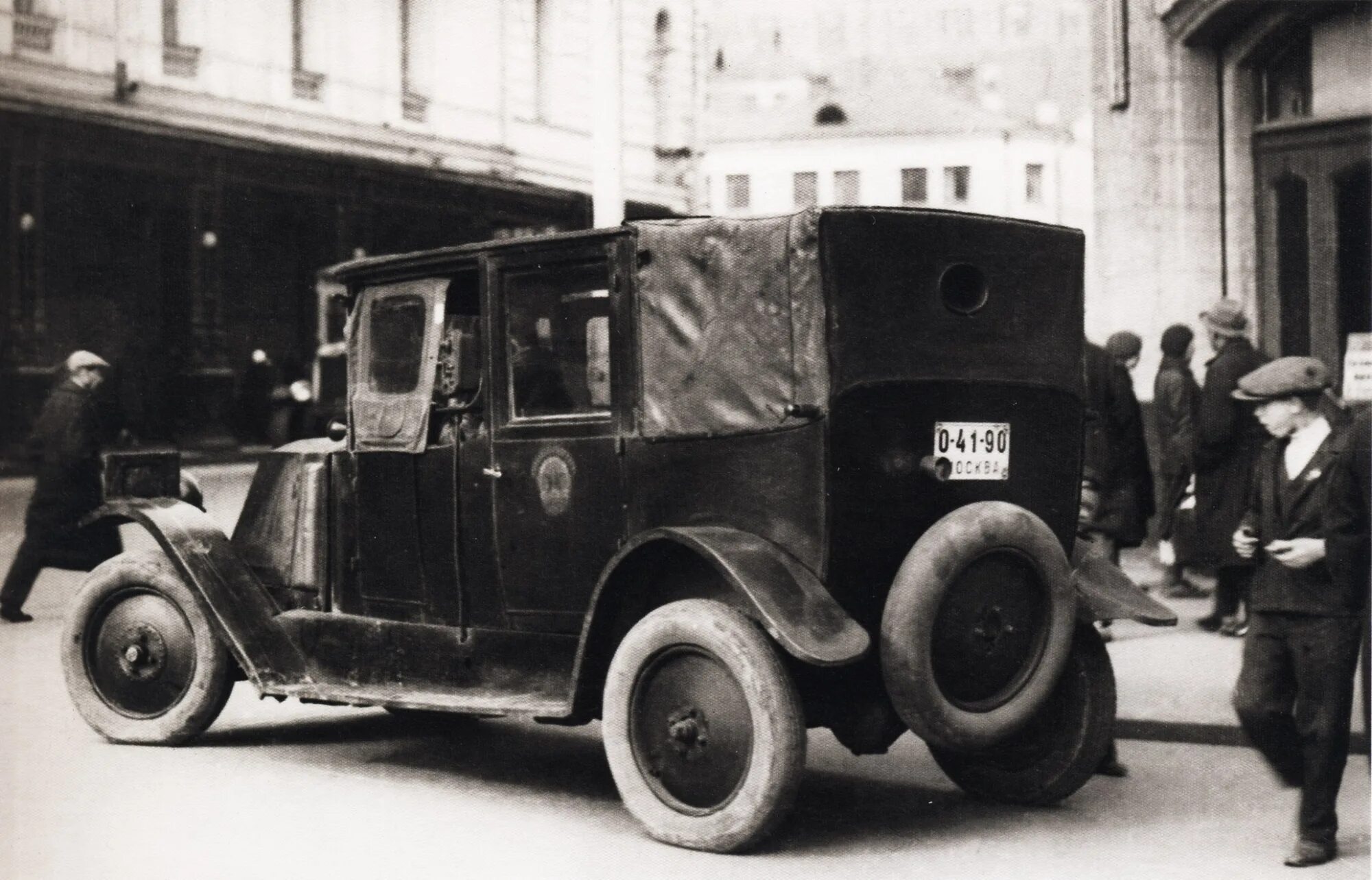 Первый автомобиль в москве. Рено 1925. Первые такси в Москве 1925. Таксомотор Рено 1925. В Москве появились первые такси. 21 Июня 1925.