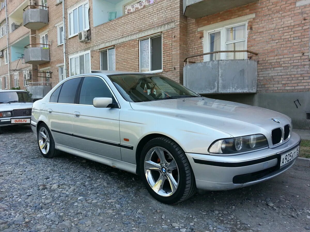 520 серебро. БМВ е39 520i. БМВ 520i 1998. БМВ 520 е39. BMW 520i 1998.
