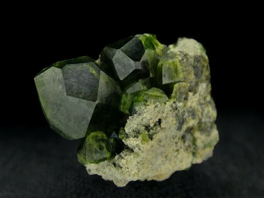 Кристалл демантоид. Миндат. Mindat org. Mindat org. Mindat org.