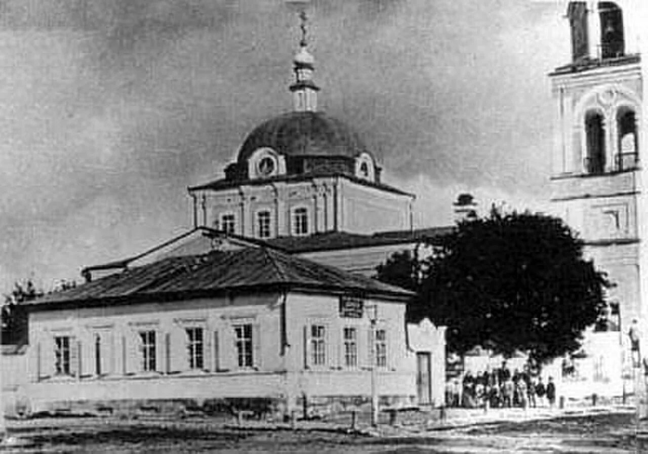Смоленская церковь обоянь. Обоянь женская гимназия. Смоленская церковь обоянь фото. Город обоянь женская гимназия курская область. Обоянь курская область.