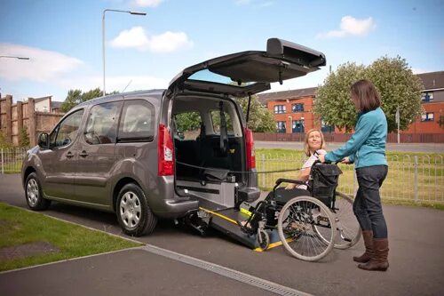 Машина для перевозки инвалидов колясочников. Ford transit на подъемнике. Перевозить инвалида. Фольксваген кадди для инвалидов. Машина для перевозки инвалидов колясочников.