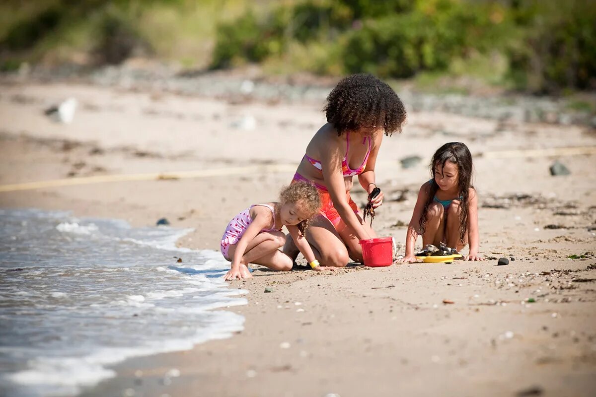Children's nudism. Детишки на пляже. Дикий пляж детишки. Детский дикий пляж. Детский пляж.