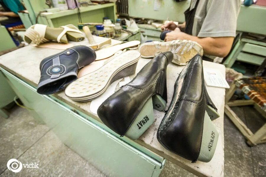 Фабрика по пошиву обуви. Кожевенно-обувная промышленность. Фабрика обуви. Изготовитель обуви. Обувная фабрика телефоны