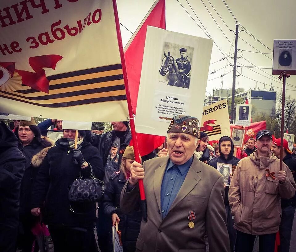 Шагает полк. Бессмертный полк шагает по планете.