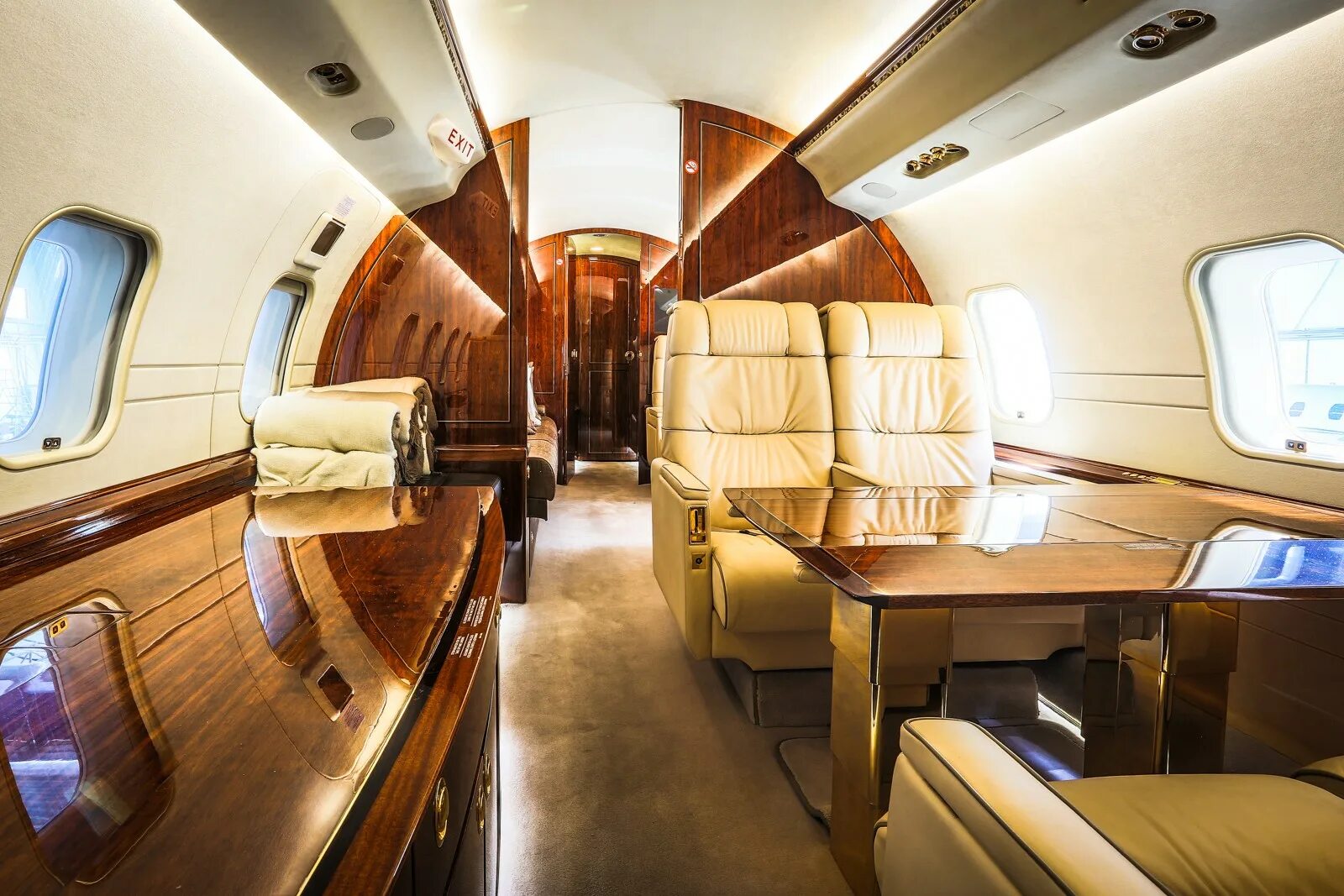 Global express. Самолет bombardier global express. bombardier global express xrs салон. bombardier global 700. самолет bombardier bd-700 global express.