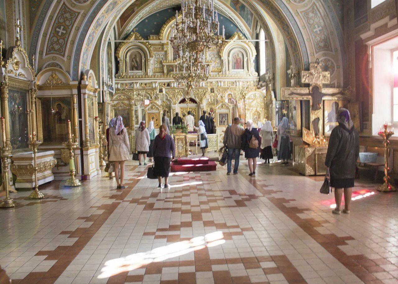 Женщина в храме. Можно пойти в храм. Православный храм. Одежда в храм. Фотосессия у храма.