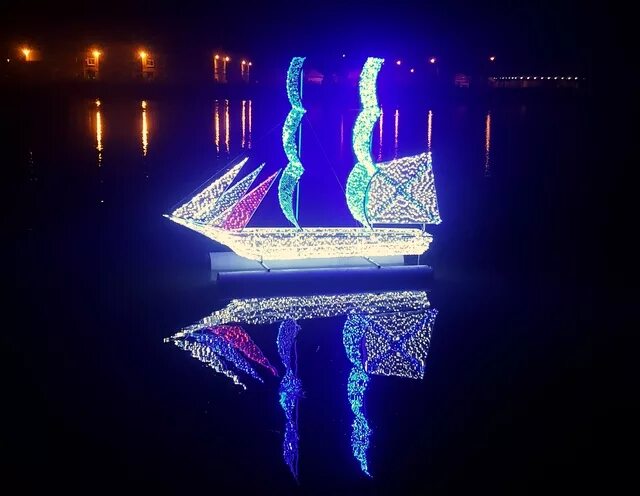 Корабль с подсветкой. Простые светящиеся объекты. Арт объекты альметьевск. Разноцветные фонари. Светящийся кораблик.