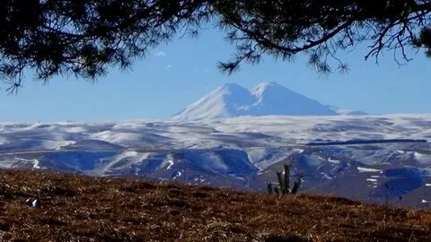 Эльбрус красавец смотрит сквозь тучи