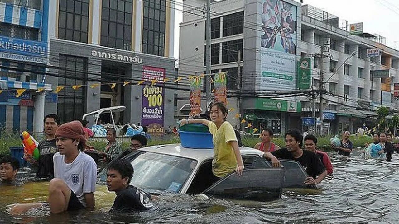 Таиланд наводнение 2004 какие части страны были. Пхукет наводнение 2004. 10. Пхукет наводнение 2004. Дождь в пхукете.