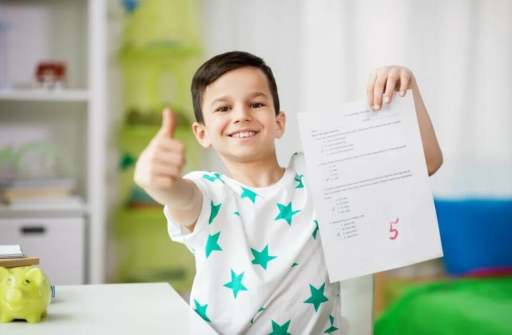 Ребенок получил 5. Экзамен рисунок. Ребенок получил 5. Девочка отличница. Ребенок отличник.