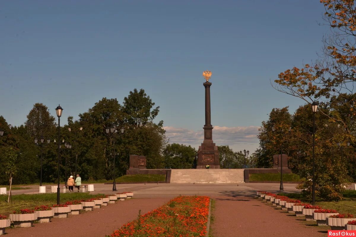 Города воинской славы питера. Стела города воинской славы Ораниенбаума-Ломоносов. Стела город воинской славы Ораниенбаум.