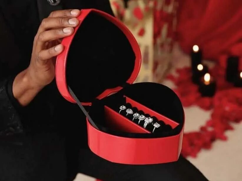 Кольцо подарок девушке. Оригинальное предположение руки и сердца. Как сделать предложение девушке оригинально с кольцом. Кольцо в коробочке для предложения. Необычное кольцо для предложения руки и сердца.