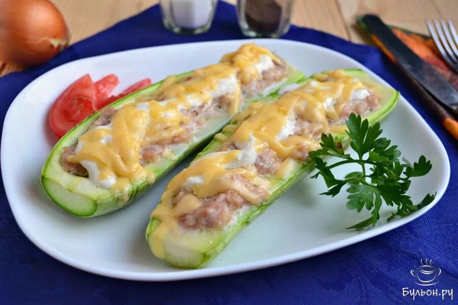Кабачки фаршированные грудкой. Фаршированные кабачки myasom. Лодочки из кабачков. Фаршированные цуккини «лодочки». Фаршированные цуккини «лодочки».