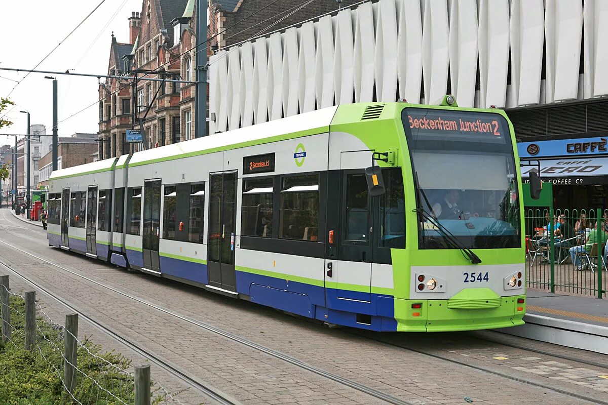 Транспорт в лондоне. Лондон trams. London Tramlink. Трамвай Лондон. Скоростной трамвай.