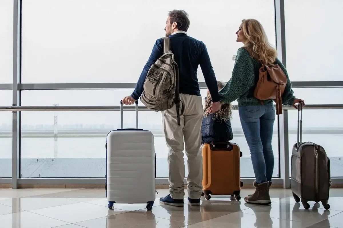 Путешествие заграницу. Человек с чемоданом. Люди в аэропорту. Туристы в аэропорту. Люди с чемоданами в аэропорту.