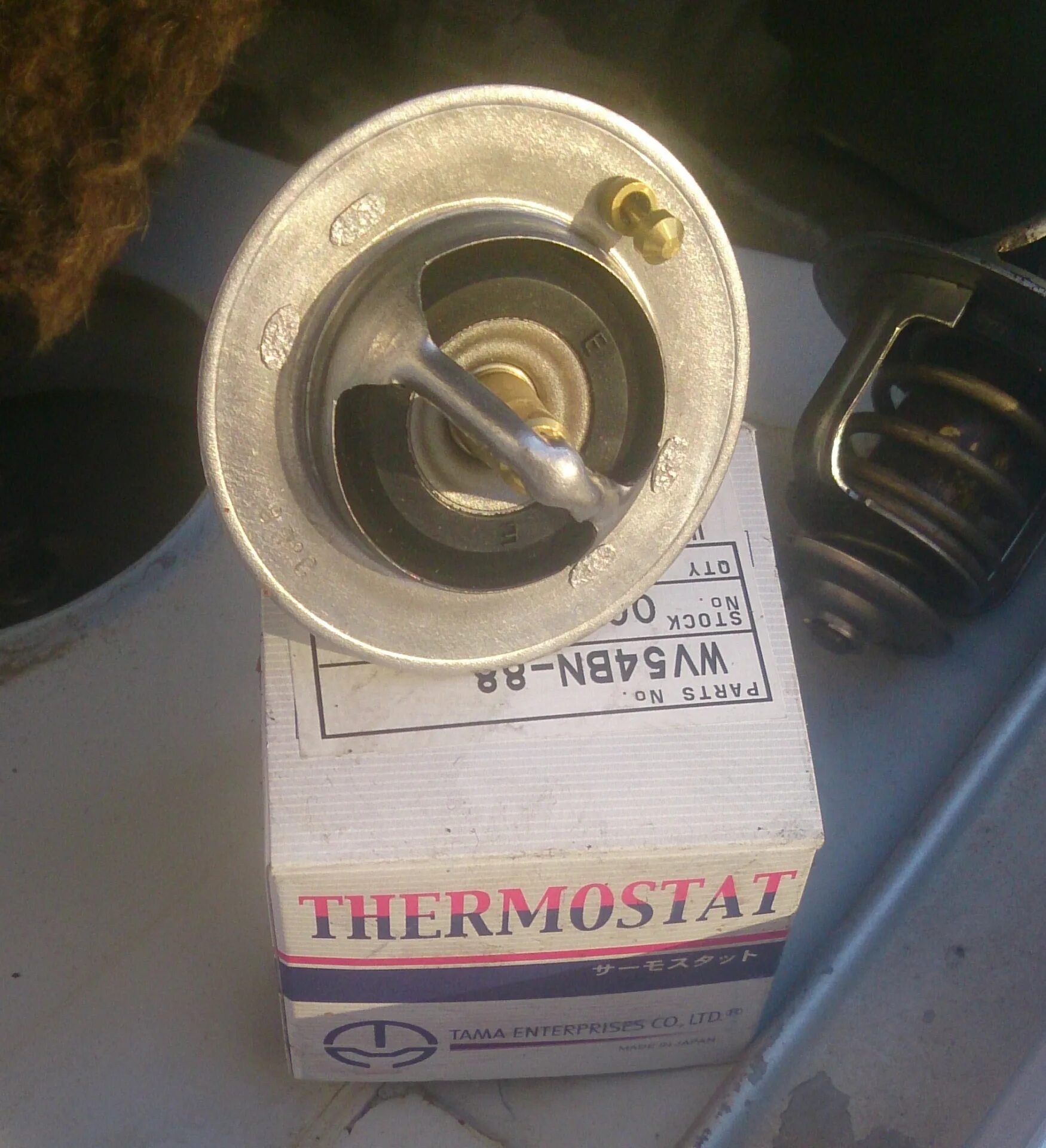 Термостат ниссан купить. Термостат Ниссан Блюберд. Термостат Ниссан Блюберд 1984 года. Nissan Bluebird thermostat 2.0. Nissan Bluebird thermostat 2.0 2005.