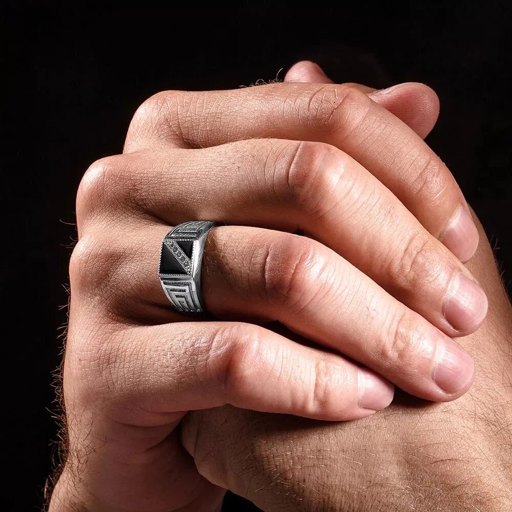 Кольцо на палец мужское. Мужской перстень на руке. Печатки на пальцах. Кольцо перстень мужской.