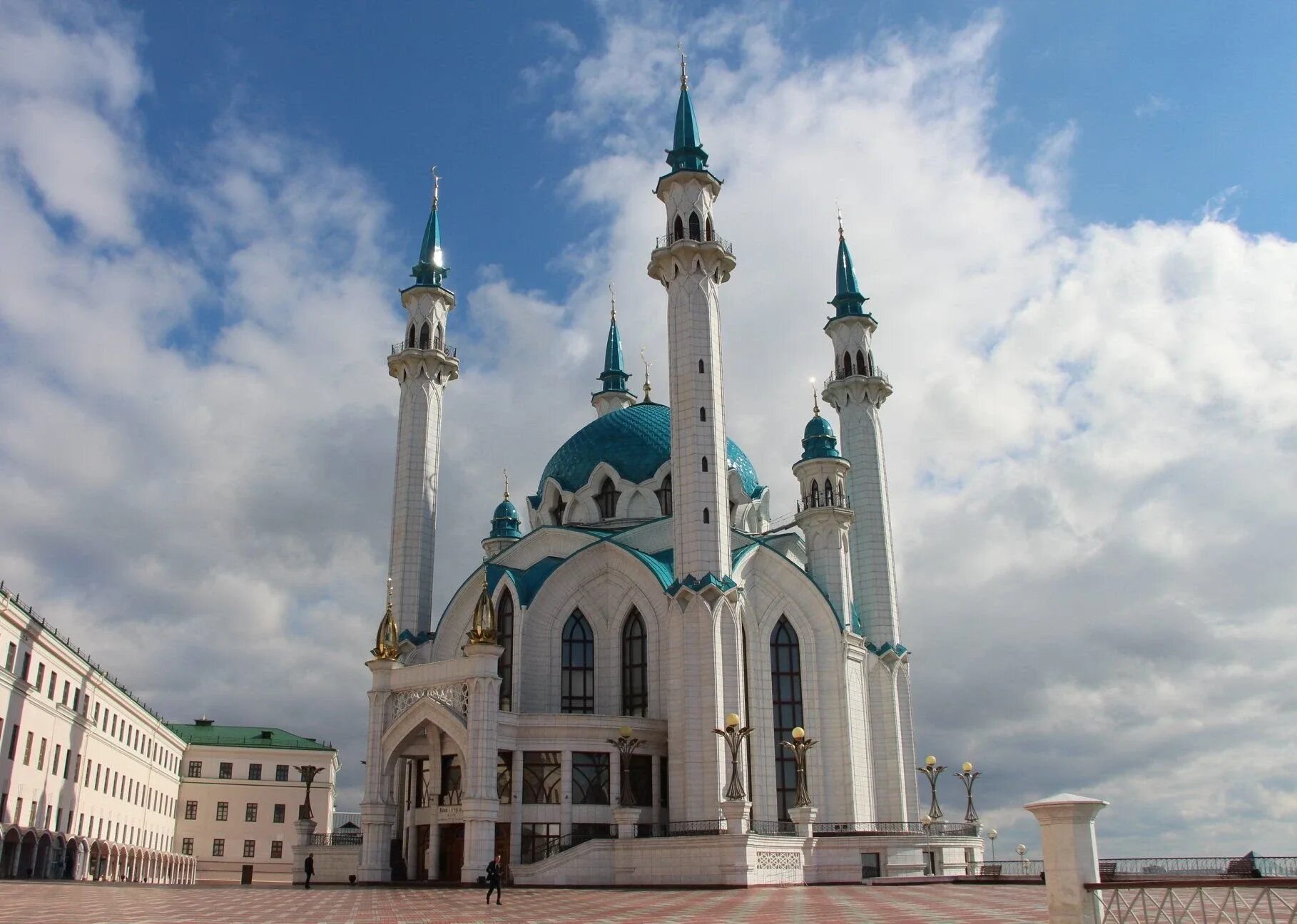 Кул шариф казань площадь. Мечеть кул-шариф. Храм кул шариф в казани. Казань 2009 год. Мечеть в казани.