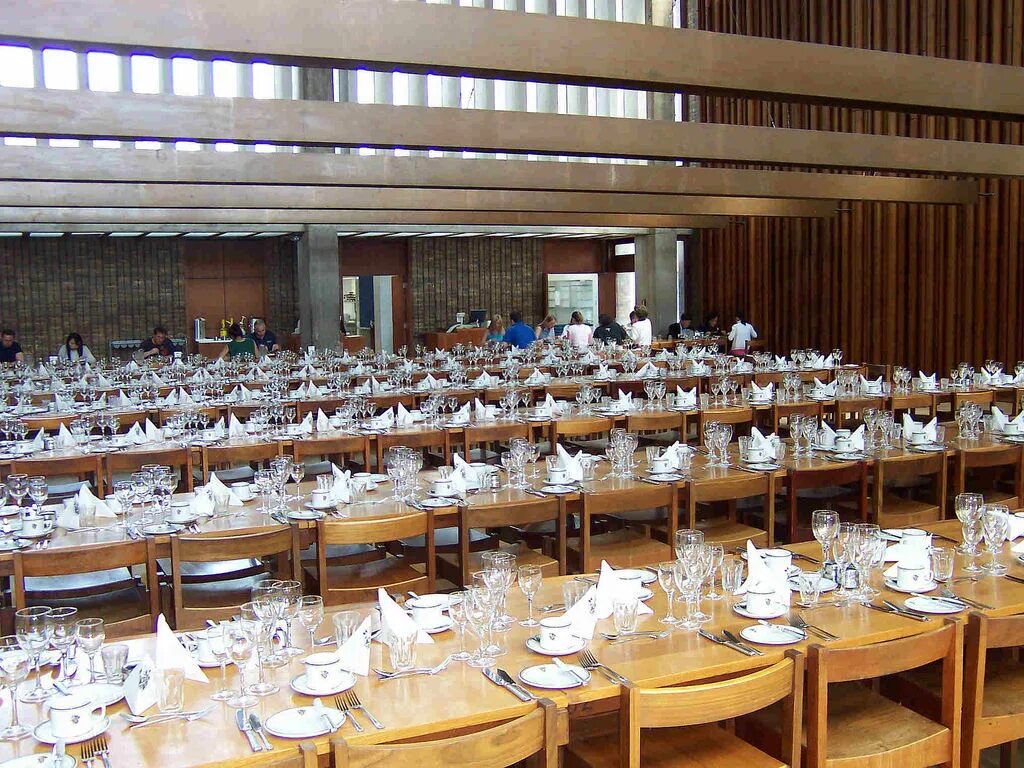 Dining hall. Колледжи Кембриджа столовая. Обеденный зал «Нормандии». Churchill College in Cambride.