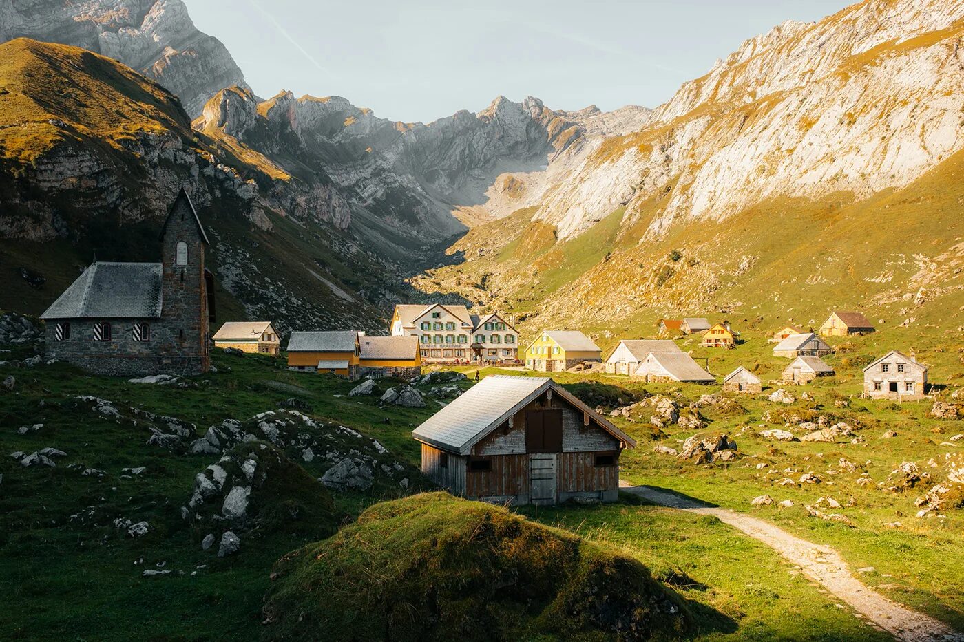 Locate village. Деревня Альбинен, Швейцария. Жизнь в Швейцарии. Швейцария жизнь в деревне. Люди в деревне в Швейцарии.