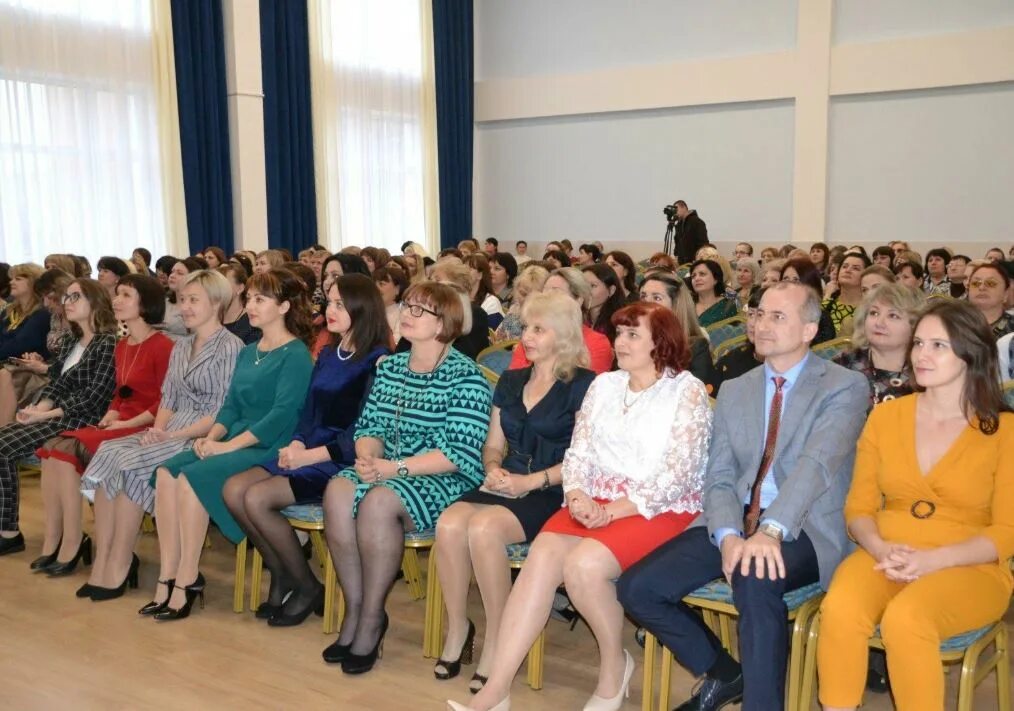 Школа 3 донецк ростовская область. Донецк ростовской школа 18. Школа номер 18 города донецка. Гимназия 18 донецк. Гимназия номер 122 донецк.