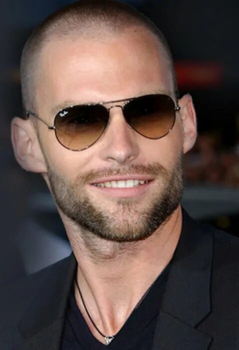 Seann William Scott Beard. Щетина у мужчин. Лысый мужчина. Лысые стрижки для мужчин. Бритый в очках