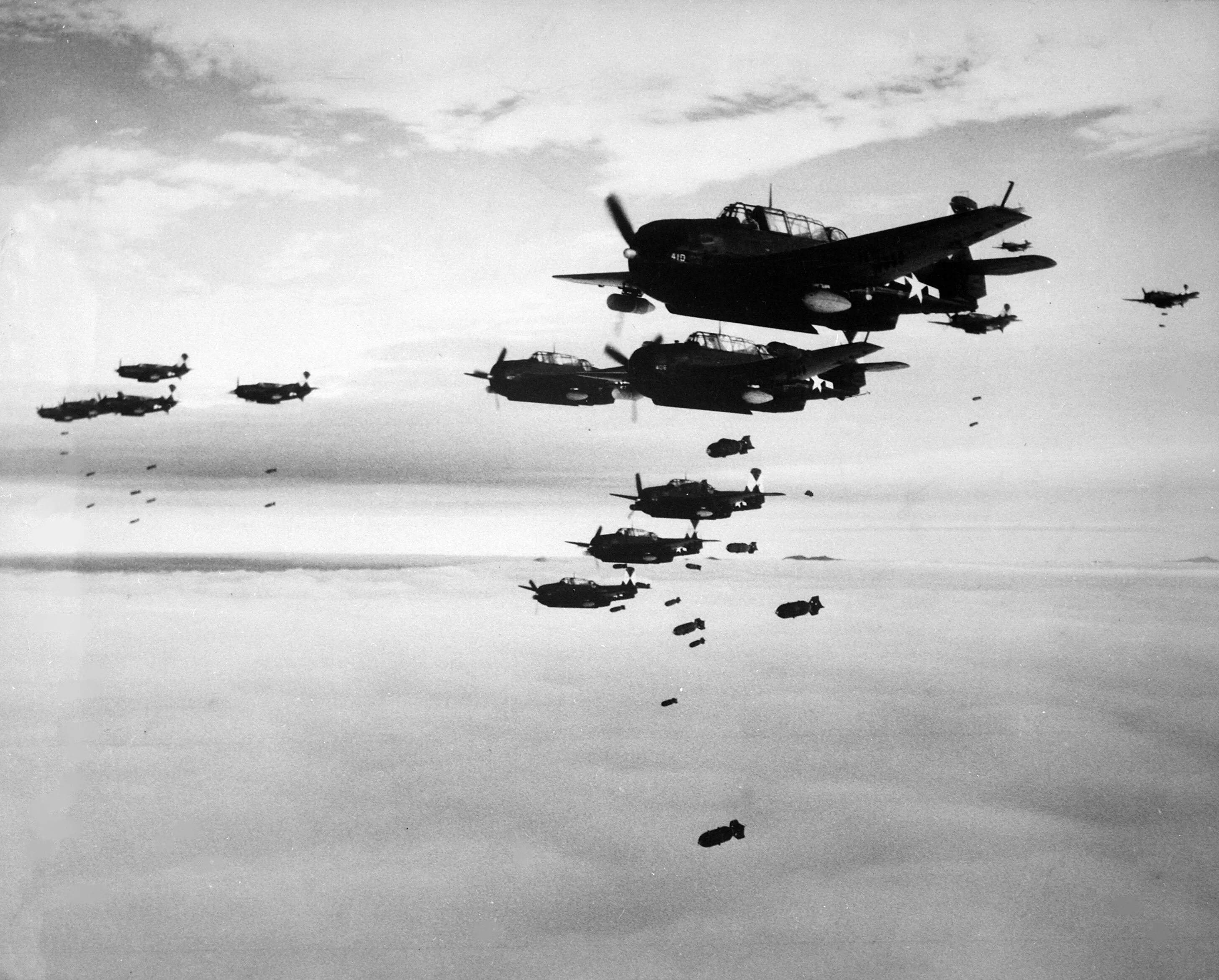 Немецкие юнкерсы 1941 бомбят. Немецкие самолеты бомбят. Бомбардировки берлина в 1941 году. Немецкие самолеты бомбят. Фашистские самолеты бомбят блокадный ленинград.