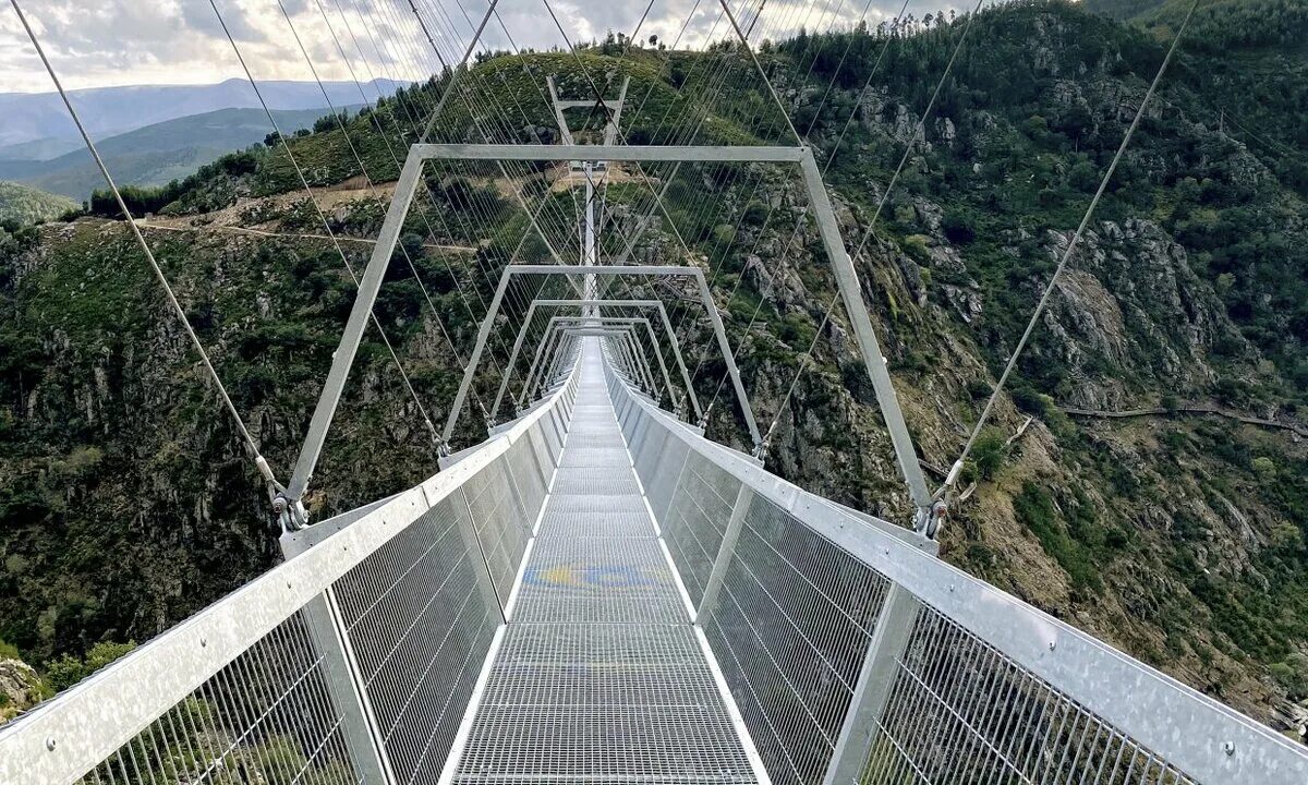 Самая длинная связь. Подвесной мост Арока Португалия. Самый длинный пешеходный мост в Португалии. Мост Arouca 516. Подвесной мост имени Чарльза Куонена, Швейцария.