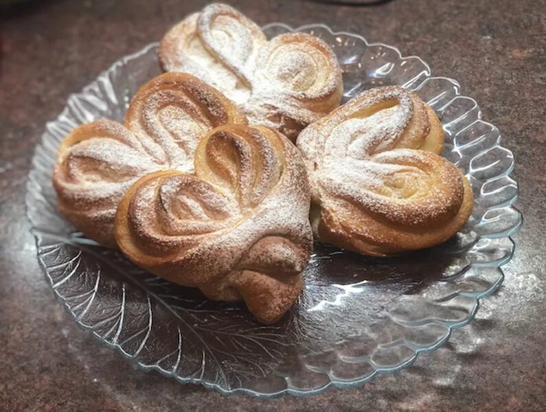 Как сделать из теста плюшки с сахаром. Плюшка сахарная московская. выпечка московская плюшка. дизайнерские плюшки. плюшка плоская.