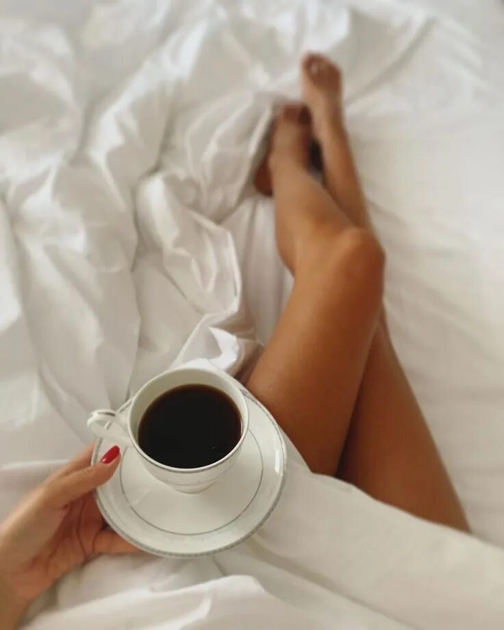 Утро брюнетки. Кофе в постель девушке. Красивые фото с кофе в руках. Фотосъемка кофе. Фото кофе в постель девушки.