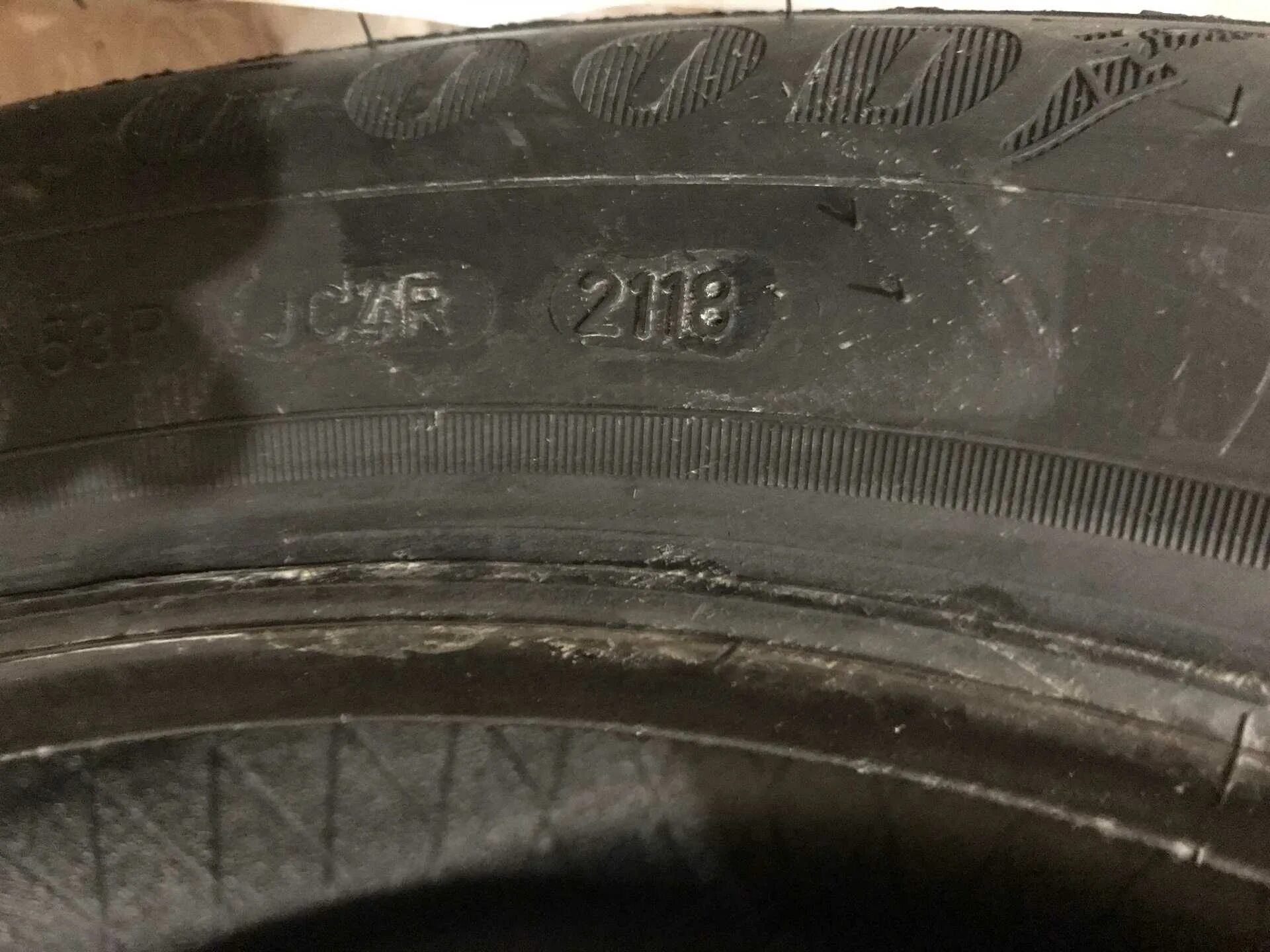 Дата шин где указана. Дата выпуска резины Гудиер. Год выпуска шин Dunlop. Дата выпуска шины Dunlop. Как определить год выпуска резины Гудиер.