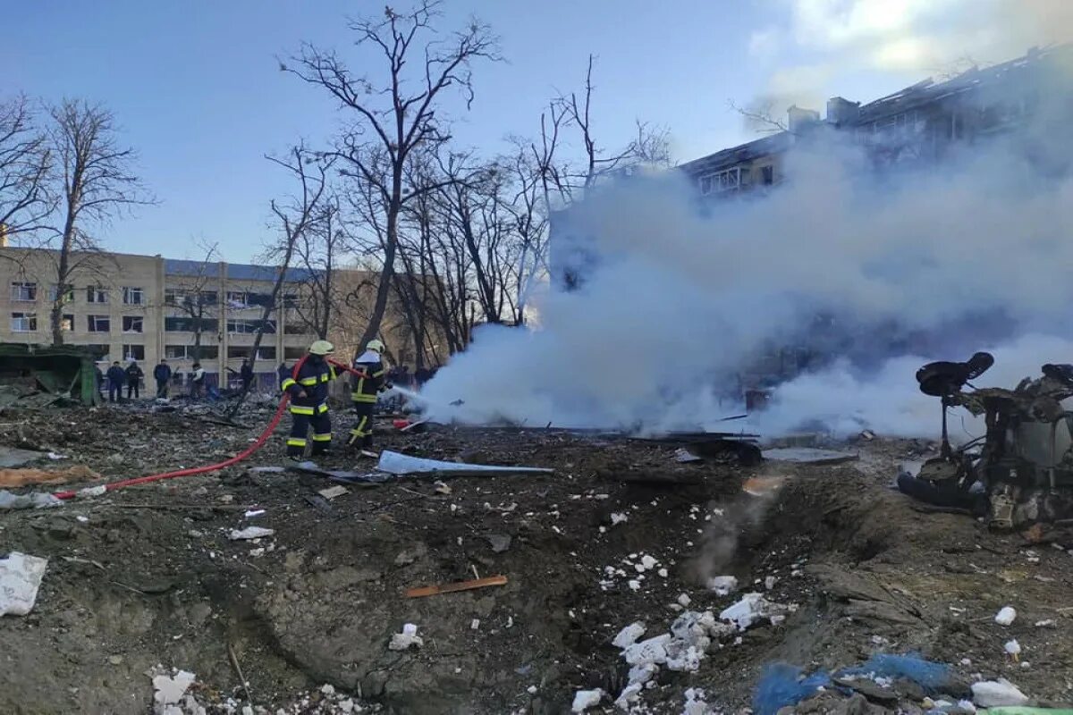 22 июня бомбежка киева. Обстрел жилых домов в Киеве. Взорванное здание в Киеве. Дом горит.