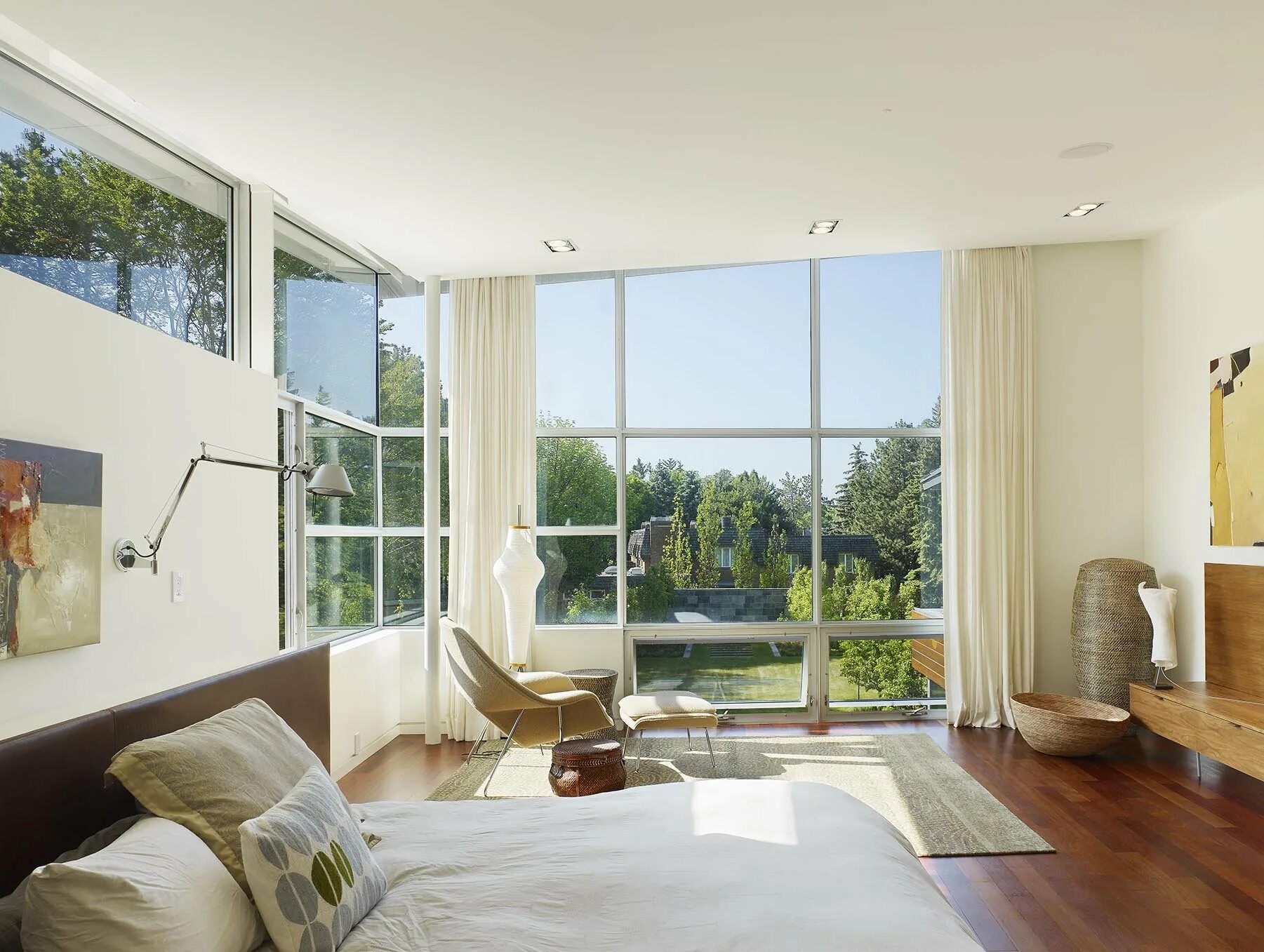 Скай Ривер панорамные окна. Спальня с большими окнами. Комната с окном. Спальня с панорамными окнами в доме. К чему снятся большие окна