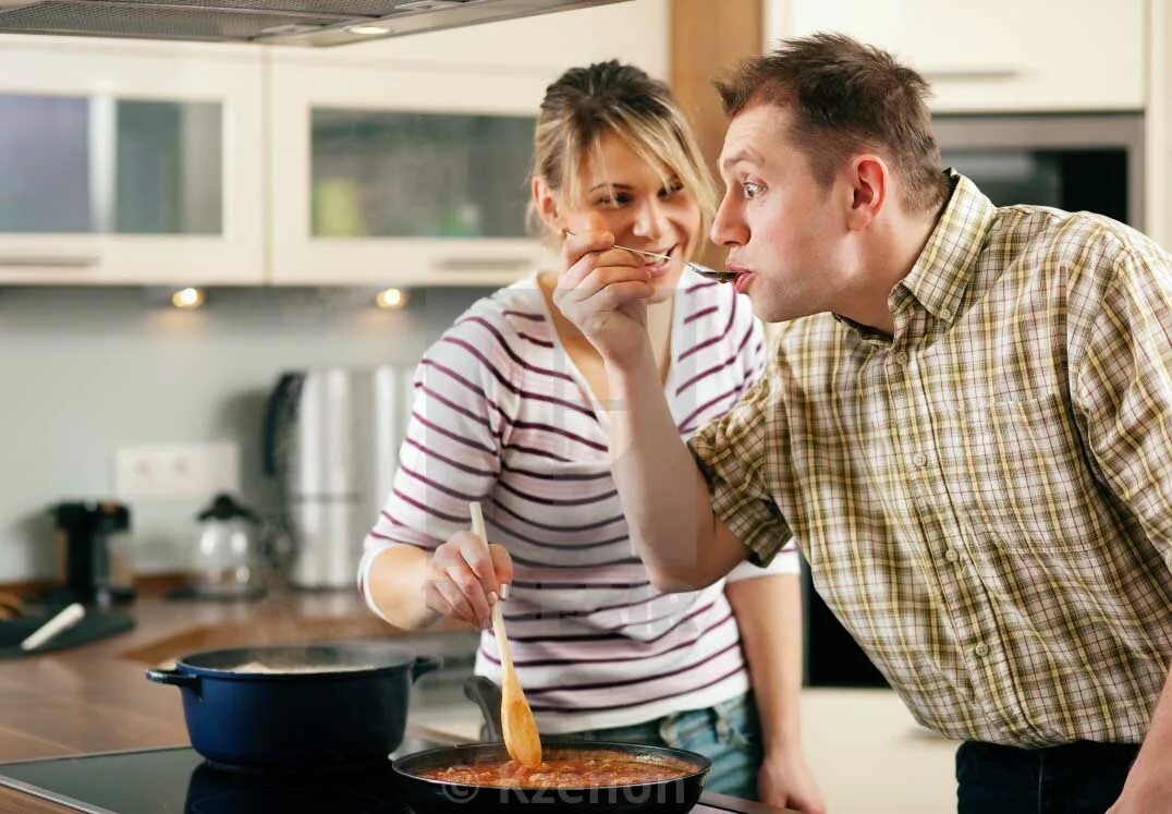 Подавать мужу еду. Суп для мужчин. Мужчина на кухне. Муж кричит на кухне. Мужчина и женщина едят суп.