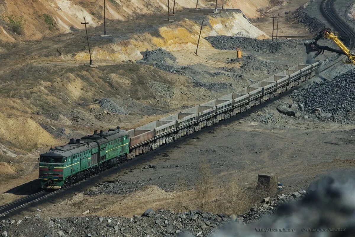 Поезд компании bhp billiton австралия. Станция шубарколь. Перевозка угля. Руд железные дороги. Вагоны с углем.