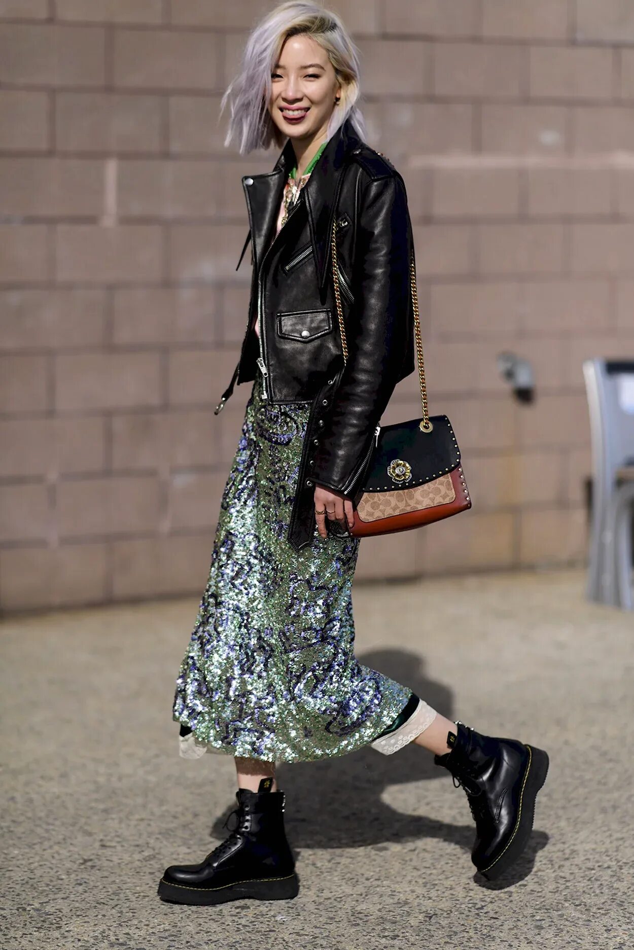 Образ ботинки. Грубые ботинки streetstyle 2021. Ботинки Dr Martens Street Style 2020. Ботинки Мартинс осень 2020 стрит стайл. Платье с массивными ботинками.