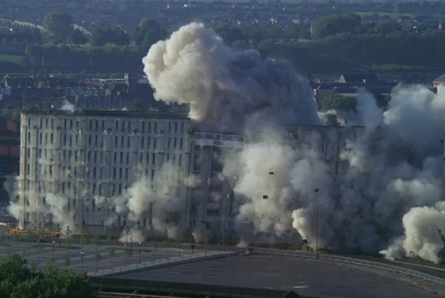 Взрыв здания Эстетика. Темный рыцарь взрыв здания. Панорама взорванные здания. Взорванное здание института.